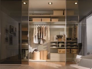 cabina armadio Picà di Zalf con pannelli in vetro e illuminazione integrata cabina armadio Picà di Zalf con pannelli in vetro e illuminazione integrata