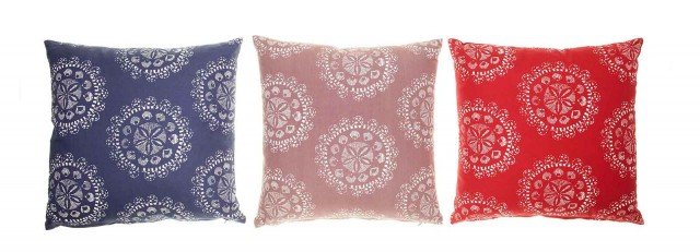Colori accesi per i cuscini di Croff con la fodera in puro cotone decorato da centrini candidi stampati. Misurano L 45 x P 45 cm. Prezzo 10,49 euro cad. www.upim.it Colori accesi per i cuscini di Croff con la fodera in puro cotone decorato da centrini candidi stampati. Misurano L 45 x P 45 cm. Prezzo 10,49 euro cad. www.upim.it