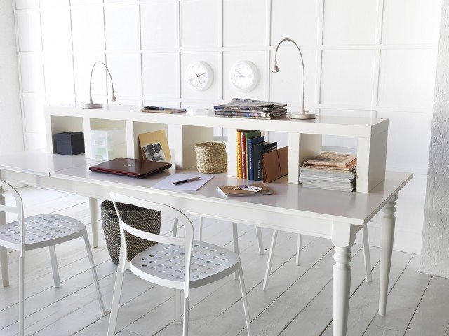Spazio per due con Ingatorp di Ikea il tavolo allungabile laccato bianco che offre un’ampia superficie di lavoro senza giunzioni. Misura L 155/215 x P 87 x H 74 cm. Prezzo 269 euro. Al centro trova posto Lack uno scaffale posizionato orizzontalmente che crea dei vani per archiviare carte e appunti, misura L 190 x P 28 x H 30 cm e costa 52,50 euro. Le lampade da lavoro a Led JansjÖ hanno il braccio regolabile e misurano ø 12 x H 60 cm, prezzo 9,99 euro cad. www.ikea.it Spazio per due con Ingatorp di Ikea il tavolo allungabile laccato bianco che offre un’ampia superficie di lavoro senza giunzioni. Misura L 155/215 x P 87 x H 74 cm. Prezzo 269 euro. Al centro trova posto Lack uno scaffale posizionato orizzontalmente che crea dei vani per archiviare carte e appunti, misura L 190 x P 28 x H 30 cm e costa 52,50 euro. Le lampade da lavoro a Led JansjÖ hanno il braccio regolabile e misurano ø 12 x H 60 cm, prezzo 9,99 euro cad. www.ikea.it
