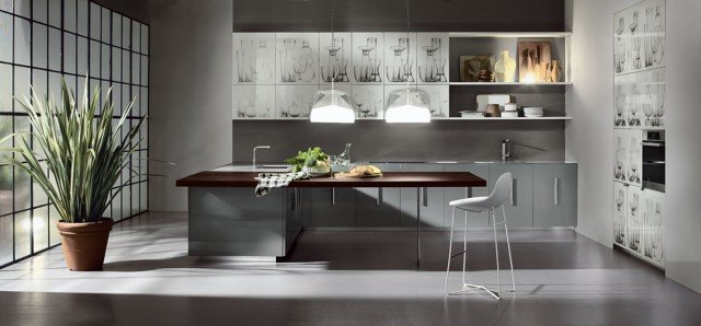 Ante di grande spessore in finitura opaca antigraffio color grigio per Etna di Rossana che è decorata da grandi maniglie verticali in metallo stampato con finitura inox. È impreziosita dalla presenza di pensili e colonne in vetro decorate da vasi trasparenti stilizzati; i piani di lavoro a vassoio sono in acciaio inox e facilitano le operazioni di pulizia. L’ampio bancone si presta a molteplici utilizzi. Prezzo su richiesta. www.rossana.it Ante di grande spessore in finitura opaca antigraffio color grigio per Etna di Rossana che è decorata da grandi maniglie verticali in metallo stampato con finitura inox. È impreziosita dalla presenza di pensili e colonne in vetro decorate da vasi trasparenti stilizzati; i piani di lavoro a vassoio sono in acciaio inox e facilitano le operazioni di pulizia. L’ampio bancone si presta a molteplici utilizzi. Prezzo su richiesta. www.rossana.it