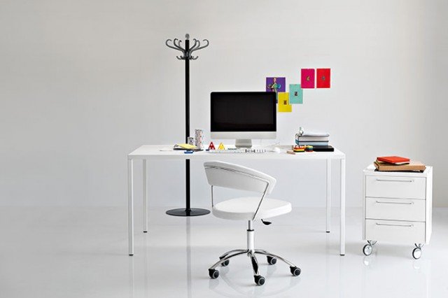 Heron di Calligaris è un grande tavolo-scrittoio in metallo con un design rigoroso e spessori minimi; il piano è in poliuretano racchiuso da una lamiera metallica sagomata sui bordi, le gambe a sezione quadra sono fissate sugli angoli e i piedi sono regolabili. Misura L 160 x P 90 x H 75 cm. Prezzo 1.344 euro. È abbinato alla sedia su ruote New York con la seduta in finta pelle bianca, prezzo 259,50 euro e alla cassettiera Trailer in legno bianco lucido, misura L 47,5 x P 47,5 x H 63 cm, prezzo 475 euro. www.calligaris.it Heron di Calligaris è un grande tavolo-scrittoio in metallo con un design rigoroso e spessori minimi; il piano è in poliuretano racchiuso da una lamiera metallica sagomata sui bordi, le gambe a sezione quadra sono fissate sugli angoli e i piedi sono regolabili. Misura L 160 x P 90 x H 75 cm. Prezzo 1.344 euro. È abbinato alla sedia su ruote New York con la seduta in finta pelle bianca, prezzo 259,50 euro e alla cassettiera Trailer in legno bianco lucido, misura L 47,5 x P 47,5 x H 63 cm, prezzo 475 euro. www.calligaris.it