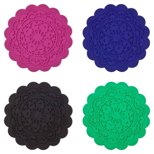 Effetto crochet per i sottobicchieri in silicone colorato. Misurano L 10 x P 10 x H 0,3 cm cad. Prezzo 11,99 euro il set da 4 pezzi. www.zarahome.com Effetto crochet per i sottobicchieri in silicone colorato. Misurano L 10 x P 10 x H 0,3 cm cad. Prezzo 11,99 euro il set da 4 pezzi. www.zarahome.com