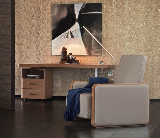 Un top in ecopelle per il raffinato scrittoio Ermes di Flou che è dotato da un lato di una cassettiera in noce canaletto e dall’altro di una gamba in acciaio laccato bianco. Il piano è disponibile anche in marmo bianco di Carrara e pelle. Misura L 177 x P 60 x H 68,5 cm. Prezzo 3.610 euro. È abbinata alla poltroncina coordinata con i braccioli in massello di noce, misura L 80 x P 87 x H 88 cm, prezzo della versione base 2.805 euro. www.flou.it Un top in ecopelle per il raffinato scrittoio Ermes di Flou che è dotato da un lato di una cassettiera in noce canaletto e dall’altro di una gamba in acciaio laccato bianco. Il piano è disponibile anche in marmo bianco di Carrara e pelle. Misura L 177 x P 60 x H 68,5 cm. Prezzo 3.610 euro. È abbinata alla poltroncina coordinata con i braccioli in massello di noce, misura L 80 x P 87 x H 88 cm, prezzo della versione base 2.805 euro. www.flou.it