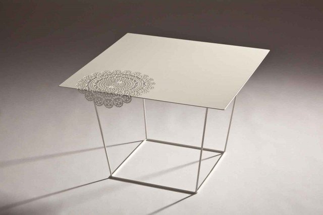 Merlot di Lettera G è un tavolino in metallo verniciato bianco opaco, lavorato a laser e impreziosito da un “finto” centrino traforato. È disponibile basso o alto. Misura L 60 x P 60 x H 40 cm. Prezzo 390 euro. www.letterag.it Merlot di Lettera G è un tavolino in metallo verniciato bianco opaco, lavorato a laser e impreziosito da un “finto” centrino traforato. È disponibile basso o alto. Misura L 60 x P 60 x H 40 cm. Prezzo 390 euro. www.letterag.it