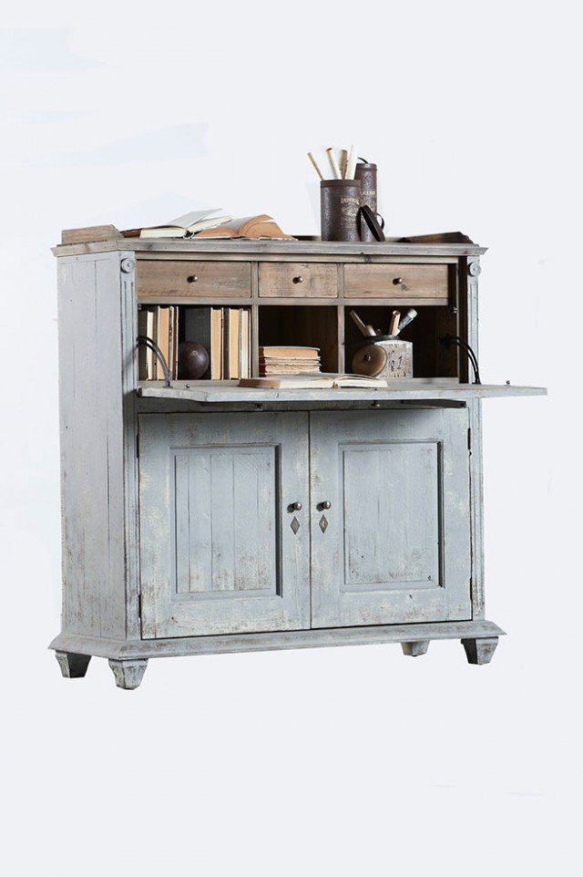La credenza Art. DB002928 di Dialma Brown è realizzata in legno nella finitura grigio anticato ed è dotata di una pratica ribaltina con cassetti da aprire solo quando serve. Ha un aspetto vintage che la rende un pezzo ricco di fascino. Misura L 125 x P 45 x H 125 cm. Prezzo 1.976 euro. www.dialmabrown.it La credenza Art. DB002928 di Dialma Brown è realizzata in legno nella finitura grigio anticato ed è dotata di una pratica ribaltina con cassetti da aprire solo quando serve. Ha un aspetto vintage che la rende un pezzo ricco di fascino. Misura L 125 x P 45 x H 125 cm. Prezzo 1.976 euro. www.dialmabrown.it
