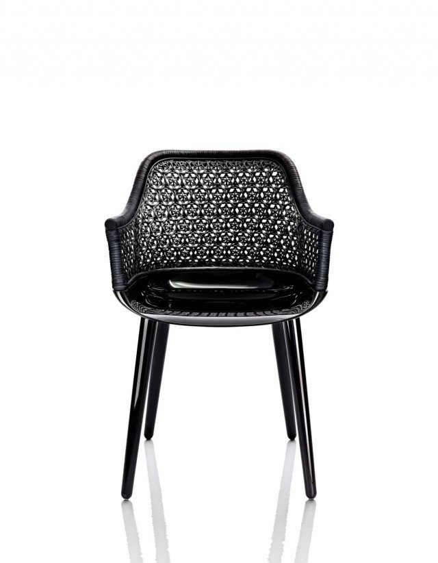 La poltroncina con braccioli Cybor di Magis ha lo schienale traforato in midollino effetto merletto. Il sedile e le gambe sono realizzate in policarbonato stampato nero. Misura L 56 x P 54 x H 82 cm. Prezzo 496 euro. www.magisdesign.com La poltroncina con braccioli Cybor di Magis ha lo schienale traforato in midollino effetto merletto. Il sedile e le gambe sono realizzate in policarbonato stampato nero. Misura L 56 x P 54 x H 82 cm. Prezzo 496 euro. www.magisdesign.com