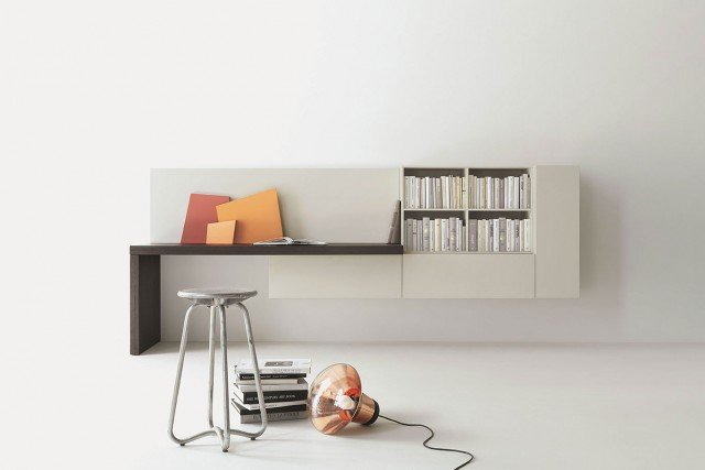 T030 di Lema è una composizione in legno laccato che include una mini libreria, vani contenitore e uno scrittoio a penisola integrato. La grande tipologia di contenitori e di elementi permette di creare una composizione personalizzata in grado di adattarsi ai diversi ambienti. Misura L 300 x P 61 x H 126 cm. Prezzo 3.285 euro. www.lemamobili.it T030 di Lema è una composizione in legno laccato che include una mini libreria, vani contenitore e uno scrittoio a penisola integrato. La grande tipologia di contenitori e di elementi permette di creare una composizione personalizzata in grado di adattarsi ai diversi ambienti. Misura L 300 x P 61 x H 126 cm. Prezzo 3.285 euro. www.lemamobili.it