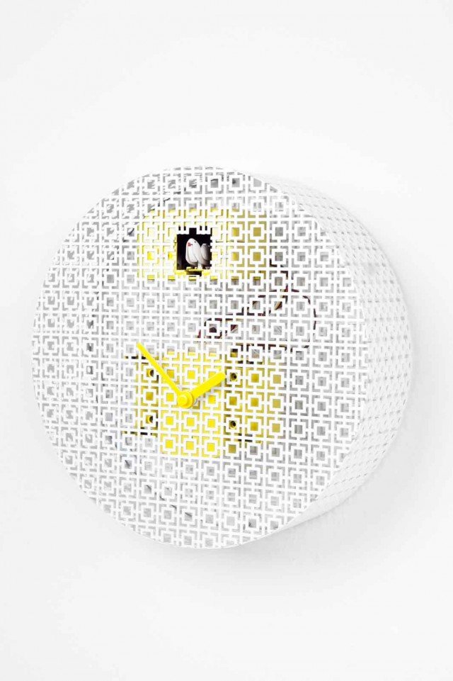 6. OraOra di Diamantini & Domeniconi è un orologio a cucù ingabbiato in una cassa in lamiera forata laccata bianco lucido che lascia intravedere il meccanismo colorato. È disponibile in dimensioni diverse. Misura ø 32,5 x H 10,5 cm. Prezzo 199 euro. www.diamantinidomeniconi.it 6. OraOra di Diamantini & Domeniconi è un orologio a cucù ingabbiato in una cassa in lamiera forata laccata bianco lucido che lascia intravedere il meccanismo colorato. È disponibile in dimensioni diverse. Misura ø 32,5 x H 10,5 cm. Prezzo 199 euro. www.diamantinidomeniconi.it