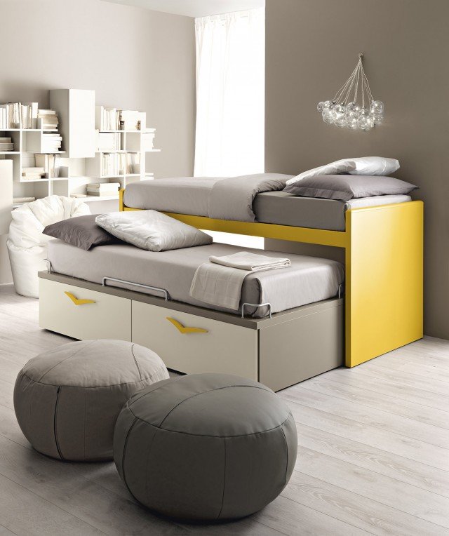 Il letto Line di Doimo Cityline è abbinato al letto a scorrimento Opium e permette di ospitare comodamente due fratelli: i grandi cassettoni in dotazione permettono di riporre praticamente tutto. La struttura è realizzata in melamminico e laccato. Misura L 203 x P 90 x H 94 cm. Prezzo della composizione 1.089 euro. www.doimocityline.it Il letto Line di Doimo Cityline è abbinato al letto a scorrimento Opium e permette di ospitare comodamente due fratelli: i grandi cassettoni in dotazione permettono di riporre praticamente tutto. La struttura è realizzata in melamminico e laccato. Misura L 203 x P 90 x H 94 cm. Prezzo della composizione 1.089 euro. www.doimocityline.it