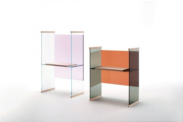 Cristallo extralight stratificato e termosaldato per Diapositive di Glas lo scrittoio “trasparente” disponibile sia basso sia alto. Il piano è in legno di frassino naturale. Misura L 101 x P 53 x H 124 cm. Prezzo 2.311 euro. www.glasitalia.com Cristallo extralight stratificato e termosaldato per Diapositive di Glas lo scrittoio “trasparente” disponibile sia basso sia alto. Il piano è in legno di frassino naturale. Misura L 101 x P 53 x H 124 cm. Prezzo 2.311 euro. www.glasitalia.com