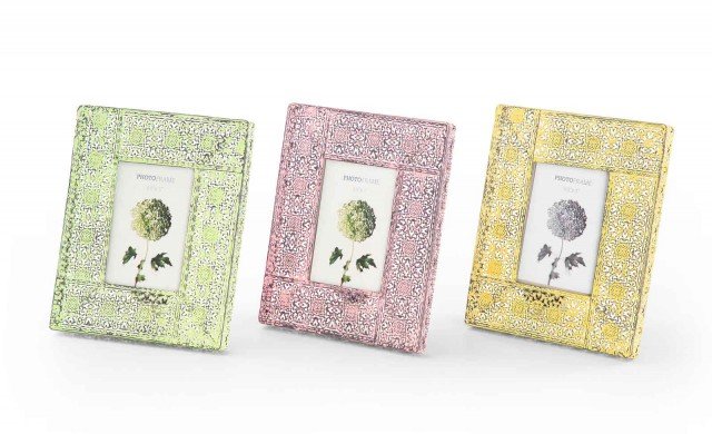7. I porta foto della collezione Trina di Novità Home hanno la cornice in metallo colorato nelle tonalità pastello. Misurano L 18 x P 22 cm cad. Prezzo 12,50 euro cad. www.novitahome.it 7. I porta foto della collezione Trina di Novità Home hanno la cornice in metallo colorato nelle tonalità pastello. Misurano L 18 x P 22 cm cad. Prezzo 12,50 euro cad. www.novitahome.it
