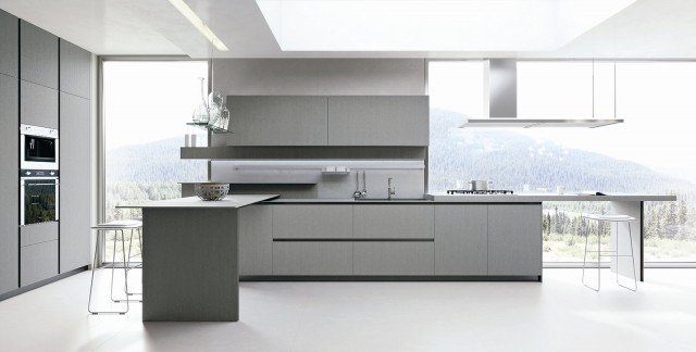 Elegante e raffinata Ak 04 di Arrital abbina alle grandi superfici numerosi elementi contenitivi. È caratterizzata dal telaio brevettato in alluminio estruso, invisibile e solido, che permette di ottenere spessori ridotti e si integra con materiali pregiati come legno termo-trattato, corian, laccati lucidi e opachi e l’innovativo PaperStone® un materiale leggero formato da fibre di carta e cartone riciclati amalgamati a resine naturali. Il bancone ha una linea essenziale e squadrata con spessori sottili. Prezzo su richiesta. www.arritalcucine.com Elegante e raffinata Ak 04 di Arrital abbina alle grandi superfici numerosi elementi contenitivi. È caratterizzata dal telaio brevettato in alluminio estruso, invisibile e solido, che permette di ottenere spessori ridotti e si integra con materiali pregiati come legno termo-trattato, corian, laccati lucidi e opachi e l’innovativo PaperStone® un materiale leggero formato da fibre di carta e cartone riciclati amalgamati a resine naturali. Il bancone ha una linea essenziale e squadrata con spessori sottili. Prezzo su richiesta. www.arritalcucine.com
