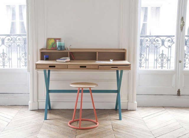 Hyppolite di Hartô in vendita su Made in design è un secrétaire con una linea raffinata e moderna che mixa legno e colore. È dotato di scomparti sopra il piano e di tre cassetti sotto il top; le sue dimensioni contenute permettono di collocarlo facilmente in casa. La struttura è in Mdf rivestito da un’ impiallacciatura in rovere e la base è in metallo laccato. Misura L 120 x P 55 x H 89 cm. Prezzo 650 euro. www.madeindesign.it Hyppolite di Hartô in vendita su Made in design è un secrétaire con una linea raffinata e moderna che mixa legno e colore. È dotato di scomparti sopra il piano e di tre cassetti sotto il top; le sue dimensioni contenute permettono di collocarlo facilmente in casa. La struttura è in Mdf rivestito da un’ impiallacciatura in rovere e la base è in metallo laccato. Misura L 120 x P 55 x H 89 cm. Prezzo 650 euro. www.madeindesign.it