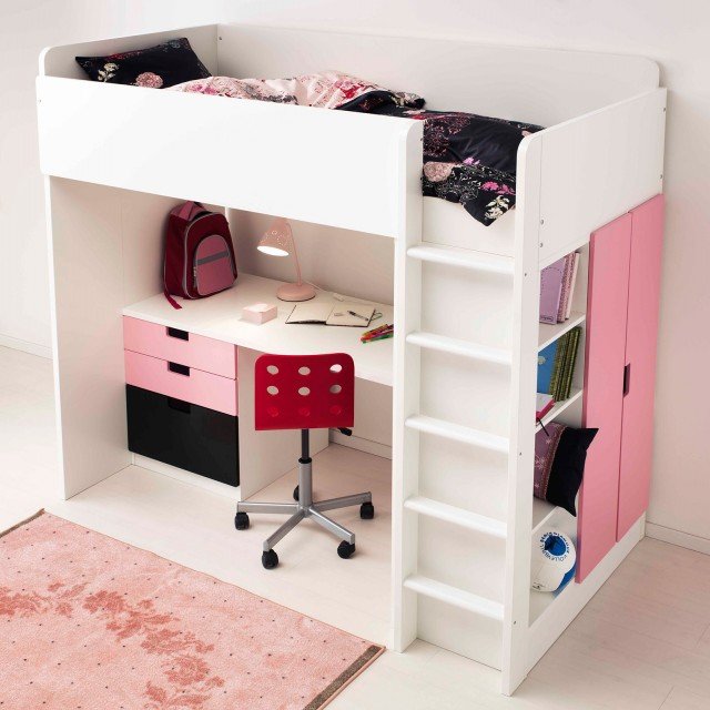 Stuva di Ikea è un letto a soppalco dotato di un guardaroba, di una scrivania e di uno scaffale. È possibile montare la scrivania parallelamente o perpendicolarmente al letto a seconda delle esigenze. È disponibile nella versione tutto bianco o con dettagli colorati. Misura L 197 x P 99 x H 207 cm. Prezzo 379 euro. www.ikea.it Il prezzo potrebbe cambiare dopo 31 luglio 2014 Stuva di Ikea è un letto a soppalco dotato di un guardaroba, di una scrivania e di uno scaffale. È possibile montare la scrivania parallelamente o perpendicolarmente al letto a seconda delle esigenze. È disponibile nella versione tutto bianco o con dettagli colorati. Misura L 197 x P 99 x H 207 cm. Prezzo 379 euro. www.ikea.it Il prezzo potrebbe cambiare dopo 31 luglio 2014