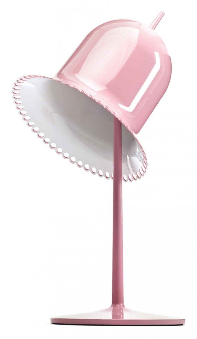 8. Lolita di Moooi in vendita su Made in Design è una grande lampada da tavolo con il paralume rosa confetto decorato da un romantico bordino traforato e dentellato. È realizzata in ABS e poliuretano laccato con una finitura brillante. Misura Ø 37 x H 78 cm. Prezzo 824 euro. www.madeindesign.it 8. Lolita di Moooi in vendita su Made in Design è una grande lampada da tavolo con il paralume rosa confetto decorato da un romantico bordino traforato e dentellato. È realizzata in ABS e poliuretano laccato con una finitura brillante. Misura Ø 37 x H 78 cm. Prezzo 824 euro. www.madeindesign.it