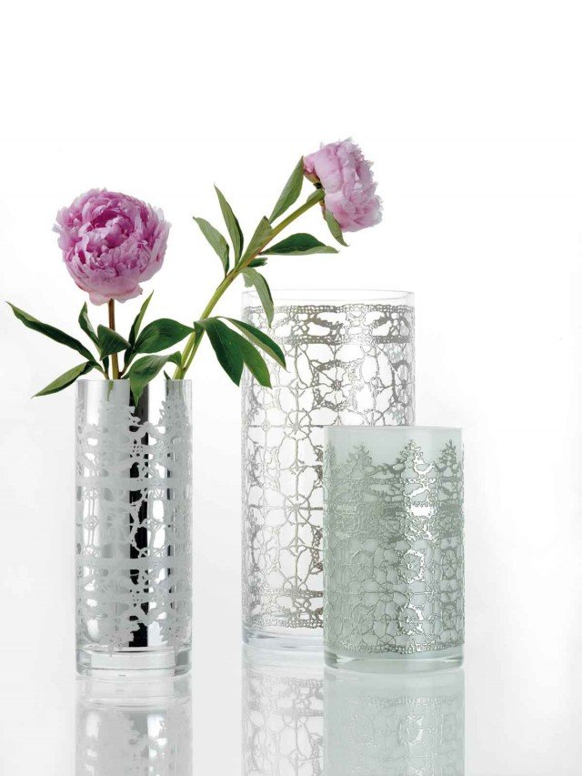 9. I vasi della collezione Lace di Egizia hanno la superficie impreziosita da una decorazione a rilievo argentea realizzata con la tecnica della serigrafia manuale. I cilindri sono realizzati in vetro trasparente soffiato a bocca con specchiatura interna eseguita con argento; sono disponibili in sei dimensioni diverse. Il più piccolo misura Ø 15 x H 25 cm. Prezzo 189 euro. www.egizia.it 9. I vasi della collezione Lace di Egizia hanno la superficie impreziosita da una decorazione a rilievo argentea realizzata con la tecnica della serigrafia manuale. I cilindri sono realizzati in vetro trasparente soffiato a bocca con specchiatura interna eseguita con argento; sono disponibili in sei dimensioni diverse. Il più piccolo misura Ø 15 x H 25 cm. Prezzo 189 euro. www.egizia.it