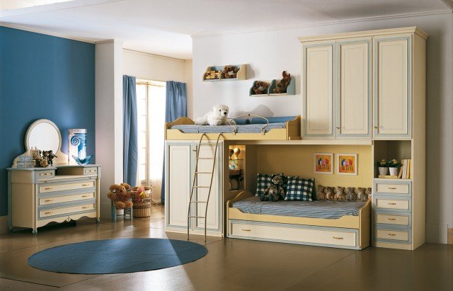 La composizione 123 Happy Night di Ferretti e Ferretti riunisce su una sola parete due letti, due armadi e una cassettiera. Gli arredi hanno uno stile classico, vagamente rétro e una raffinata finitura, con prodotti all'acqua, patinato magnolia con sovracolore azzurro e giallo. L'armadio ha la struttura in tamburato spesso 30 mm e gli interni in noce tanganika, misura L 353,2 x H 263 cm. Prezzo della composizione 8.320 euro (escluso comò e specchiera). www.ferrettieferretti.it La composizione 123 Happy Night di Ferretti e Ferretti riunisce su una sola parete due letti, due armadi e una cassettiera. Gli arredi hanno uno stile classico, vagamente rétro e una raffinata finitura, con prodotti all'acqua, patinato magnolia con sovracolore azzurro e giallo. L'armadio ha la struttura in tamburato spesso 30 mm e gli interni in noce tanganika, misura L 353,2 x H 263 cm. Prezzo della composizione 8.320 euro (escluso comò e specchiera). www.ferrettieferretti.it