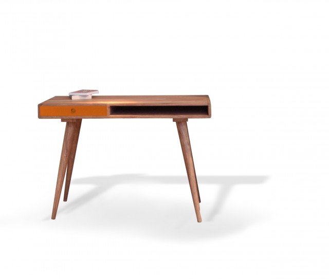 Marlene di Novità Home è un piccolo scrittoio in legno di shisham con il piano in Mdf arancione. Ha un design ispirato agli Anni Cinquanta. Misura L 115 x P 50 x H 80 cm. Prezzo 613 euro. www.novitahome.it Marlene di Novità Home è un piccolo scrittoio in legno di shisham con il piano in Mdf arancione. Ha un design ispirato agli Anni Cinquanta. Misura L 115 x P 50 x H 80 cm. Prezzo 613 euro. www.novitahome.it