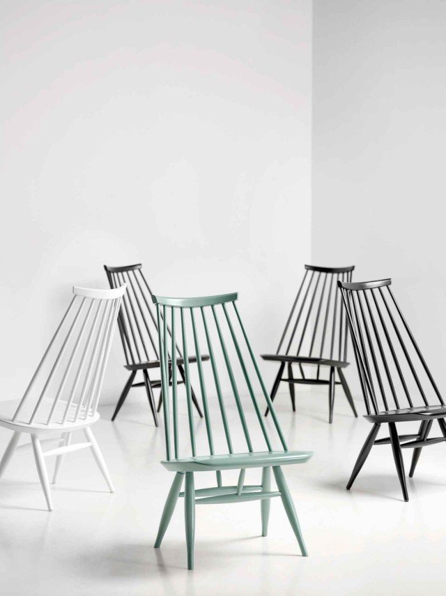 La sedia Mademoiselle di Artek è un classico del 1956 disegnato da Ilmari Tapiovaara (di cui quest’anno si celebra il centenario della nascita) che l’azienda finlandese continua a rieditare dal 2010, anche nella versione a dondolo. Leggera e inconfondibile, è di betulla massello, disponibile in nero, bianco e in un inconsueto colore verde salvia. Misura L 55 x P 66 x H 94 cm. Prezzo su richiesta. www.artek.fi La sedia Mademoiselle di Artek è un classico del 1956 disegnato da Ilmari Tapiovaara (di cui quest’anno si celebra il centenario della nascita) che l’azienda finlandese continua a rieditare dal 2010, anche nella versione a dondolo. Leggera e inconfondibile, è di betulla massello, disponibile in nero, bianco e in un inconsueto colore verde salvia. Misura L 55 x P 66 x H 94 cm. Prezzo su richiesta. www.artek.fi