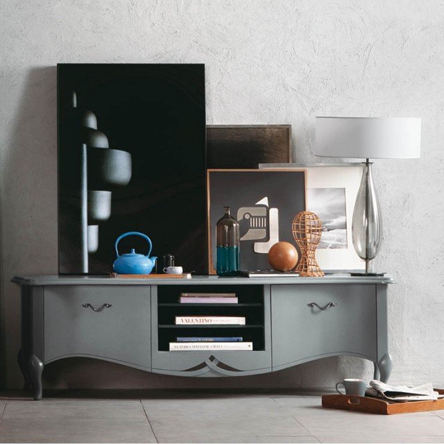 Stile classico rivisitato per il porta Tv in legno massello tinto color grigio Calamita, con due pratici cassetti e ripiani a giorno con fori passacavi. Disponibile in due misure: L 180 x P 58 x H 56 cm. e L 220 x P 58 x H 56 cm. Prezzo su richiesta. www.tosato.com Stile classico rivisitato per il porta Tv in legno massello tinto color grigio Calamita, con due pratici cassetti e ripiani a giorno con fori passacavi. Disponibile in due misure: L 180 x P 58 x H 56 cm. e L 220 x P 58 x H 56 cm. Prezzo su richiesta. www.tosato.com