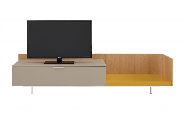 L’originale asimmetria di forme e colori é la caratteristica del porta Tv Dino di Ligne Roset, con scocca impiallacciata in noce sul retro, piano laccato color Mostarda, e mobile con ribalta laccato Bianco. Misura L 200 x P 55 x H 43 cm. Prezzo: 1672 euro. www.ligne-roset.it L’originale asimmetria di forme e colori é la caratteristica del porta Tv Dino di Ligne Roset, con scocca impiallacciata in noce sul retro, piano laccato color Mostarda, e mobile con ribalta laccato Bianco. Misura L 200 x P 55 x H 43 cm. Prezzo: 1672 euro. www.ligne-roset.it