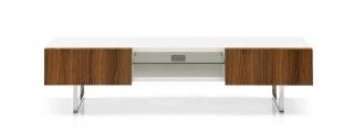 Il mobile porta Tv Seattle di Calligaris, é perfetto per arredare la zona living in modo funzionale, grazie alla struttura in legno e base in metallo, due ampi cassetti laterali dotati di sistema d’apertura push-pull, vano centrale a giorno con ripiano in vetro temprato e foro passacavi nello schienale. Misura
L 184 x P 52 x H 45 cm. Prezzo: a partire da 816 euro. www.calligaris.it Il mobile porta Tv Seattle di Calligaris, é perfetto per arredare la zona living in modo funzionale, grazie alla struttura in legno e base in metallo, due ampi cassetti laterali dotati di sistema d’apertura push-pull, vano centrale a giorno con ripiano in vetro temprato e foro passacavi nello schienale. Misura
L 184 x P 52 x H 45 cm. Prezzo: a partire da 816 euro. www.calligaris.it
