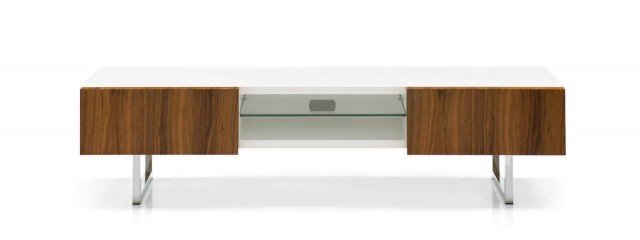 Il mobile porta Tv Seattle di Calligaris, é perfetto per arredare la zona living in modo funzionale, grazie alla struttura in legno e base in metallo, due ampi cassetti laterali dotati di sistema d’apertura push-pull, vano centrale a giorno con ripiano in vetro temprato e foro passacavi nello schienale. Misura
L 184 x P 52 x H 45 cm. Prezzo: a partire da 816 euro. www.calligaris.it Il mobile porta Tv Seattle di Calligaris, é perfetto per arredare la zona living in modo funzionale, grazie alla struttura in legno e base in metallo, due ampi cassetti laterali dotati di sistema d’apertura push-pull, vano centrale a giorno con ripiano in vetro temprato e foro passacavi nello schienale. Misura
L 184 x P 52 x H 45 cm. Prezzo: a partire da 816 euro. www.calligaris.it