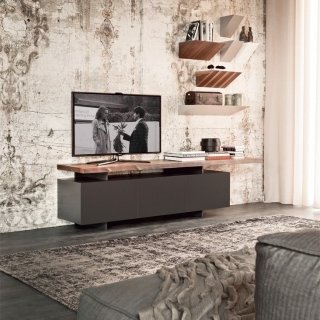 Seneca di Cattelan Italia, è il mobile porta tv, proposto in versione a tre o quattro ante con struttura in legno verniciato opaco bianco o graphite, piano in tinta bianco opaco oppure in noce canaletto, rovere bruciato, o con bordo irregolare in massello naturale. Due le misure disponibili: L 200 x P 45 x H 53 cm. oppure L 250 x P 45 x H 53 cm. Prezzo: 1284 euro. www.cattelanitalia.com Seneca di Cattelan Italia, è il mobile porta tv, proposto in versione a tre o quattro ante con struttura in legno verniciato opaco bianco o graphite, piano in tinta bianco opaco oppure in noce canaletto, rovere bruciato, o con bordo irregolare in massello naturale. Due le misure disponibili: L 200 x P 45 x H 53 cm. oppure L 250 x P 45 x H 53 cm. Prezzo: 1284 euro. www.cattelanitalia.com