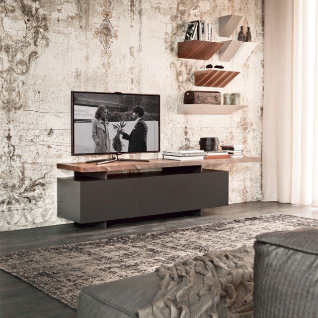 Seneca di Cattelan Italia, è il mobile porta tv, proposto in versione a tre o quattro ante con struttura in legno verniciato opaco bianco o graphite, piano in tinta bianco opaco oppure in noce canaletto, rovere bruciato, o con bordo irregolare in massello naturale. Due le misure disponibili: L 200 x P 45 x H 53 cm. oppure L 250 x P 45 x H 53 cm. Prezzo: 1284 euro. www.cattelanitalia.com Seneca di Cattelan Italia, è il mobile porta tv, proposto in versione a tre o quattro ante con struttura in legno verniciato opaco bianco o graphite, piano in tinta bianco opaco oppure in noce canaletto, rovere bruciato, o con bordo irregolare in massello naturale. Due le misure disponibili: L 200 x P 45 x H 53 cm. oppure L 250 x P 45 x H 53 cm. Prezzo: 1284 euro. www.cattelanitalia.com