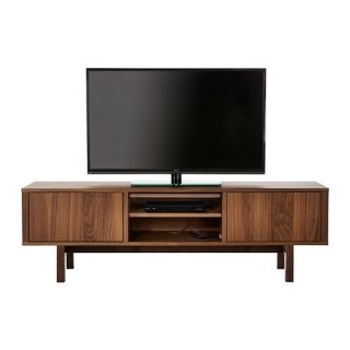 Rifinito anche sul dorso con impiallacciatura di noce e gambe in frassino massiccio, il mobile Tv freestanding Stockholm di Ikea può essere utilizzato sia contro parete sia come divisorio e, grazie ai piedini regolabili, è adatto anche su pavimenti irregolari. È dotato di passacavi nella parte inferiore del mobile e ripiani regolabili. Misura L 160 x P 40 x H 50 cm. Prezzo: 349 euro. www.ikea.com/it Rifinito anche sul dorso con impiallacciatura di noce e gambe in frassino massiccio, il mobile Tv freestanding Stockholm di Ikea può essere utilizzato sia contro parete sia come divisorio e, grazie ai piedini regolabili, è adatto anche su pavimenti irregolari. È dotato di passacavi nella parte inferiore del mobile e ripiani regolabili. Misura L 160 x P 40 x H 50 cm. Prezzo: 349 euro. www.ikea.com/it