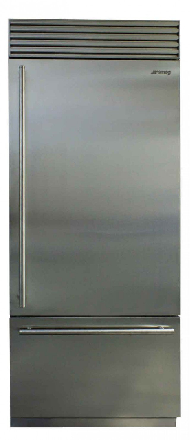 <br />In acciaio inox, il frigorifero RF396RSIXE di Smeg a libera installazione No Frost, in classe A+, è provvisto di cassetti multizone con temperatura regolabile (funzioni frigorifero, congelatore, raffreddamento e fabbricatore di ghiaccio). Il frigo ha un volume netto di 360 litri ed è largo 90 cm. Costa 9.000 euro <strong>www.smeg.it</strong> <br />In acciaio inox, il frigorifero RF396RSIXE di Smeg a libera installazione No Frost, in classe A+, è provvisto di cassetti multizone con temperatura regolabile (funzioni frigorifero, congelatore, raffreddamento e fabbricatore di ghiaccio). Il frigo ha un volume netto di 360 litri ed è largo 90 cm. Costa 9.000 euro <strong>www.smeg.it</strong>