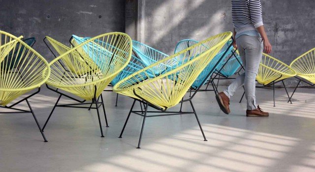 La Acapulco Chair è nata negli anni Cinquanta nella omonima località di mare messicana, quando la frequentavano i divi di Hollywood, ma OK Design continua a produrla (in Messico), introducendo sempre nuove tinte, per gli amanti di quel genere di atmosfere. Perfetta per terrazzi e giardini, pur con i suoi oltre sessant’anni può svecchiare anche qualsiasi interno un po’ spento. Struttura di acciaio, seduta di corda di pvc, dimensioni L 100 x P 71 x H 84 cm. Prezzo 399,00 euro. www.okdesign.dk La Acapulco Chair è nata negli anni Cinquanta nella omonima località di mare messicana, quando la frequentavano i divi di Hollywood, ma OK Design continua a produrla (in Messico), introducendo sempre nuove tinte, per gli amanti di quel genere di atmosfere. Perfetta per terrazzi e giardini, pur con i suoi oltre sessant’anni può svecchiare anche qualsiasi interno un po’ spento. Struttura di acciaio, seduta di corda di pvc, dimensioni L 100 x P 71 x H 84 cm. Prezzo 399,00 euro. www.okdesign.dk