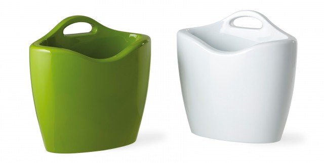 Mag di Slide è un portariviste con maniglia interamente realizzato in polietilene colorato, disponibile in numerose varianti, da scegliere nella finitura matt o laccata. Può essere usato anche come portabottiglie. Misura L 47 x P 25 x H 46 cm. Prezzo 85,40 euro. www.slidedesign.it Mag di Slide è un portariviste con maniglia interamente realizzato in polietilene colorato, disponibile in numerose varianti, da scegliere nella finitura matt o laccata. Può essere usato anche come portabottiglie. Misura L 47 x P 25 x H 46 cm. Prezzo 85,40 euro. www.slidedesign.it