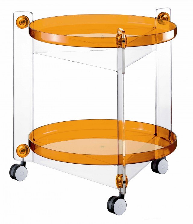 Massoni di Guzzini è un carrello in materiale acrilico trasparente dotato di piani di appoggio rotondi che possono essere estratti e usati come vassoi. È leggero e elegante, grazie alle dimensioni contenute trova spazio anche in piccoli ambienti. Misura Ø 66 x H 63,5 cm. Prezzo 165 euro. www.fratelliguzzini.it Massoni di Guzzini è un carrello in materiale acrilico trasparente dotato di piani di appoggio rotondi che possono essere estratti e usati come vassoi. È leggero e elegante, grazie alle dimensioni contenute trova spazio anche in piccoli ambienti. Misura Ø 66 x H 63,5 cm. Prezzo 165 euro. www.fratelliguzzini.it