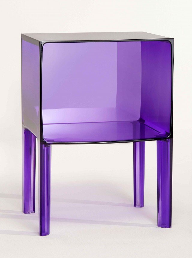 Un pezzo design Small Ghost Buster il mini comò disegnato da Philippe Starck. È interamente realizzato in Pmma disponibile nella finitura trasparente o matt. Misura L 40 x P 37 x H 57 cm. Prezzo 251 euro. www.kartell.com Un pezzo design Small Ghost Buster il mini comò disegnato da Philippe Starck. È interamente realizzato in Pmma disponibile nella finitura trasparente o matt. Misura L 40 x P 37 x H 57 cm. Prezzo 251 euro. www.kartell.com