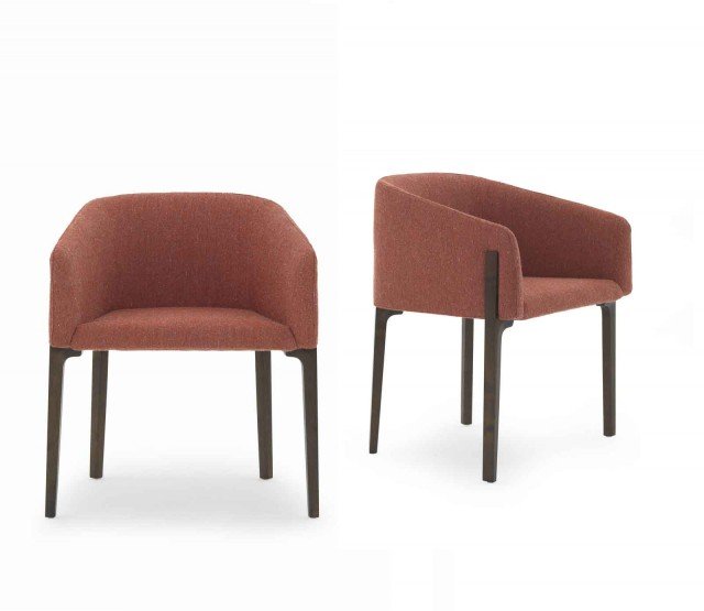 La poltroncina Chesto di De Padova (design Patrick Norguet) si contraddistingue per linee semplici e precise e dettagli di stile. Le gambe di frassino massello tinto color noce canaletto (disponibili anche naturali o nere) sostengono una struttura di acciaio schiumata di poliuretano espanso, rivestita di ovatta di poliestere e di tessuto sfoderabile (oppure di pelle fissa). Misure L 63 x P 55 x H 75 cm. Prezzo a partire da 1.330,00 euro. www.depadova.it La poltroncina Chesto di De Padova (design Patrick Norguet) si contraddistingue per linee semplici e precise e dettagli di stile. Le gambe di frassino massello tinto color noce canaletto (disponibili anche naturali o nere) sostengono una struttura di acciaio schiumata di poliuretano espanso, rivestita di ovatta di poliestere e di tessuto sfoderabile (oppure di pelle fissa). Misure L 63 x P 55 x H 75 cm. Prezzo a partire da 1.330,00 euro. www.depadova.it