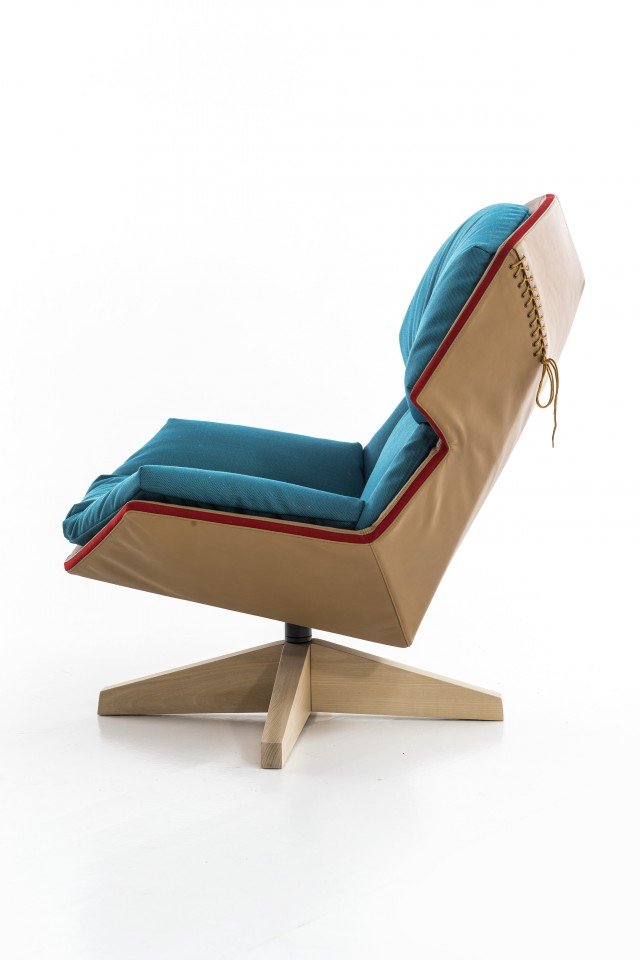Clarissa Hood di Moroso sembra una reinterpretazione più femminile (infatti la designer è Patricia Urquiola) della poltrona del capofamiglia d’altri tempi: schienale avvolgente e protettivo come un “cappuccio”, seduta generosamente imbottita su scocca di fibra di poliestere stampata a caldo, piccoli dettagli sartoriali. Prezzo su richiesta. www.moroso.it Clarissa Hood di Moroso sembra una reinterpretazione più femminile (infatti la designer è Patricia Urquiola) della poltrona del capofamiglia d’altri tempi: schienale avvolgente e protettivo come un “cappuccio”, seduta generosamente imbottita su scocca di fibra di poliestere stampata a caldo, piccoli dettagli sartoriali. Prezzo su richiesta. www.moroso.it
