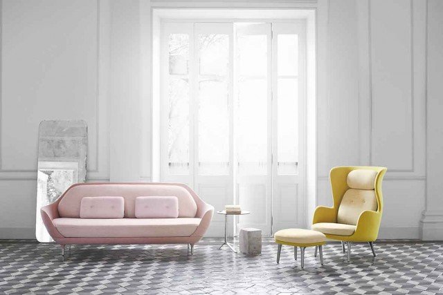 Atmosfere pastello-retrò con l’abbinamento del divano FAVN™ rosa e la lounge chair RO™ gialla di Fritz Hansen (design Jaime Hayon). Promessa di relax e di privacy, entrambi hanno un guscio di poliuretano rinforzato con fibra di vetro e imbottitura delle sedute di schiuma di poliuretano; il divano ha struttura portante di acciaio mentre la poltrona si completa con cuscini per la testa e il sostegno lombare ed eventuale poggiapiedi. Molto ampia la scelta cromatica del tessuto di rivestimento. FAVN™ misura L 221 x P 93 x H 88 cm, RO™ L 80 x P 97 x H 113 cm. Prezzo divano 8.274,00 euro, lounge chair 2.495,00 euro. www.fritzhansen.com Atmosfere pastello-retrò con l’abbinamento del divano FAVN™ rosa e la lounge chair RO™ gialla di Fritz Hansen (design Jaime Hayon). Promessa di relax e di privacy, entrambi hanno un guscio di poliuretano rinforzato con fibra di vetro e imbottitura delle sedute di schiuma di poliuretano; il divano ha struttura portante di acciaio mentre la poltrona si completa con cuscini per la testa e il sostegno lombare ed eventuale poggiapiedi. Molto ampia la scelta cromatica del tessuto di rivestimento. FAVN™ misura L 221 x P 93 x H 88 cm, RO™ L 80 x P 97 x H 113 cm. Prezzo divano 8.274,00 euro, lounge chair 2.495,00 euro. www.fritzhansen.com