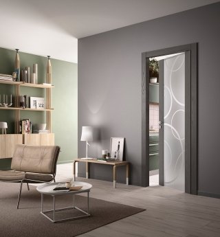 È realizzata con inserto in cristallo bolla extra chiaro la porta della collezione Glass di FerreroLegno nella finitura EcoRovere color Grigio. È dotata di telaio Evoluto da 10 cm. Misura L 80 x H 210 cm. Prezzo, Iva esclusa, 1.157 euro. www.ferrerolegnoporte.it È realizzata con inserto in cristallo bolla extra chiaro la porta della collezione Glass di FerreroLegno nella finitura EcoRovere color Grigio. È dotata di telaio Evoluto da 10 cm. Misura L 80 x H 210 cm. Prezzo, Iva esclusa, 1.157 euro. www.ferrerolegnoporte.it