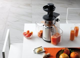 Slow Juicer HD Line di Hotpoint-Ariston mantiene intatti i benefici nutrizionali della frutta ottenendo fino al 30% di succo in più senza sprecare la polpa. Funziona con processo di spremitura senza lama a bassa velocità, che evita il surriscaldamento della polpa. Ha potenza di 400 watt, funzione reverse e contenitore da 1 litro. Prezzo 199 euro. www.hotpoint-ariston.it Slow Juicer HD Line di Hotpoint-Ariston mantiene intatti i benefici nutrizionali della frutta ottenendo fino al 30% di succo in più senza sprecare la polpa. Funziona con processo di spremitura senza lama a bassa velocità, che evita il surriscaldamento della polpa. Ha potenza di 400 watt, funzione reverse e contenitore da 1 litro. Prezzo 199 euro. www.hotpoint-ariston.it