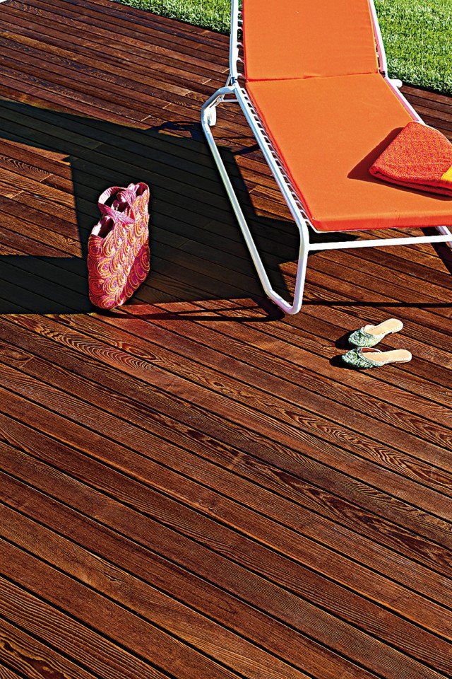Decking di Listone Giordano in frassino trattato termicamente mediante vapore e spazzolato Decking di Listone Giordano in frassino trattato termicamente mediante vapore e spazzolato