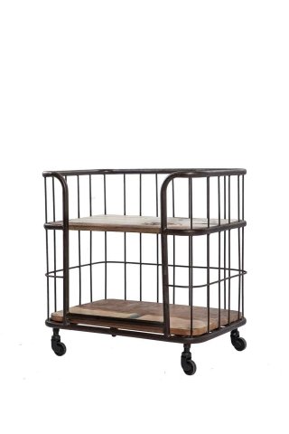 Sapore vintageHa l’aspetto vagamente rétro il carrello caratterizzato dalla finitura anticata dei materiali. Il ripiano più basso è abbastanza alto per ospitare bottiglie. Realizzato in ferro e legno, il carrello misura L 65 x P 45 x H 63 cm; costa 337,50 euro Rusty Collezione Vintage di Novità Home www.novitahome.com Sapore vintageHa l’aspetto vagamente rétro il carrello caratterizzato dalla finitura anticata dei materiali. Il ripiano più basso è abbastanza alto per ospitare bottiglie. Realizzato in ferro e legno, il carrello misura L 65 x P 45 x H 63 cm; costa 337,50 euro Rusty Collezione Vintage di Novità Home www.novitahome.com