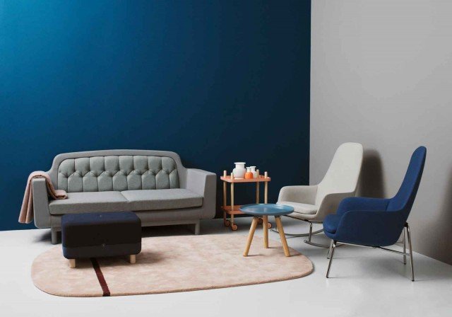 Il divano Onkel e la poltroncina Era di Normann Copenhagen nascono da una rilettura delle sedute degli anni ’50 dei paesi del nord Europa e da un interessante mix tra metodi di produzione moderni e artigianato tradizionale. Versatili nell’utilizzo e nell’accostamento con altri arredi, sia insieme, per un vero tuffo nel passato, sia separati, per dare carattere al soggiorno. Il divano misura L 185 x P 80 cm, la poltrona L 72 x P 80 x H 103 cm, la sedia a dondolo L 72 x P 80c x H 100 cm. Prezzo divano 2.600,00 euro, poltrona a partire da 1.080 euro, sedia a dondolo da 1.610 euro. www.normann-copenhagen.com Il divano Onkel e la poltroncina Era di Normann Copenhagen nascono da una rilettura delle sedute degli anni ’50 dei paesi del nord Europa e da un interessante mix tra metodi di produzione moderni e artigianato tradizionale. Versatili nell’utilizzo e nell’accostamento con altri arredi, sia insieme, per un vero tuffo nel passato, sia separati, per dare carattere al soggiorno. Il divano misura L 185 x P 80 cm, la poltrona L 72 x P 80 x H 103 cm, la sedia a dondolo L 72 x P 80c x H 100 cm. Prezzo divano 2.600,00 euro, poltrona a partire da 1.080 euro, sedia a dondolo da 1.610 euro. www.normann-copenhagen.com