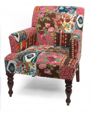 Un originale decoro patchwork per Surry Hill di Novità Home rivestita in puro cotone; la struttura di sapore rétro è realizzata in legno scuro. È un pezzo scenografico e decorativo. Misura L 87 x P 73 x H 90 cm. Prezzo 813 euro. www.novitahome.com Un originale decoro patchwork per Surry Hill di Novità Home rivestita in puro cotone; la struttura di sapore rétro è realizzata in legno scuro. È un pezzo scenografico e decorativo. Misura L 87 x P 73 x H 90 cm. Prezzo 813 euro. www.novitahome.com