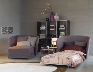 Si trasforma in un letto singolo Celine di Flou grazie alla struttura a doghe fisse estraibile frontalmente. Ha un grande e sinuoso schienale, una seduta molto ampia ed è totalmente sfoderabile. Misura L 130 x P 120 /216 x H 95 cm. Prezzo della versione base 1.735 euro. www.flou.it Si trasforma in un letto singolo Celine di Flou grazie alla struttura a doghe fisse estraibile frontalmente. Ha un grande e sinuoso schienale, una seduta molto ampia ed è totalmente sfoderabile. Misura L 130 x P 120 /216 x H 95 cm. Prezzo della versione base 1.735 euro. www.flou.it