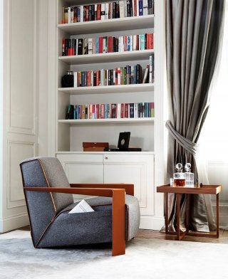 È dotata di una comoda tasca portariviste laterale Chelsea di Swan Italia, la poltrona stile inglese rivestita in tessuto tweed blu/grigio con profili e ampi braccioli in cuoio color tabacco. Ha una linea compatta e ha una seduta bassa e profonda. Misura L 85 x P 96 x H 78 cm. Prezzo della versione base 2.025 euro. www.swanitaly.com È dotata di una comoda tasca portariviste laterale Chelsea di Swan Italia, la poltrona stile inglese rivestita in tessuto tweed blu/grigio con profili e ampi braccioli in cuoio color tabacco. Ha una linea compatta e ha una seduta bassa e profonda. Misura L 85 x P 96 x H 78 cm. Prezzo della versione base 2.025 euro. www.swanitaly.com