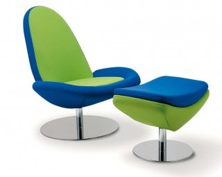 Ripp di Adrenalina ha una forma confortevole e ergonomica, è disponibile rivestita in tessuto, anche del cliente, o in pelle. La base è in metallo cromato lucido ed è dotata di un poggiapiedi coordinato. Misura L 79 x P 87 x H 92 cm. Prezzo della versione base 1.081 euro. www.adrenalina.it Ripp di Adrenalina ha una forma confortevole e ergonomica, è disponibile rivestita in tessuto, anche del cliente, o in pelle. La base è in metallo cromato lucido ed è dotata di un poggiapiedi coordinato. Misura L 79 x P 87 x H 92 cm. Prezzo della versione base 1.081 euro. www.adrenalina.it