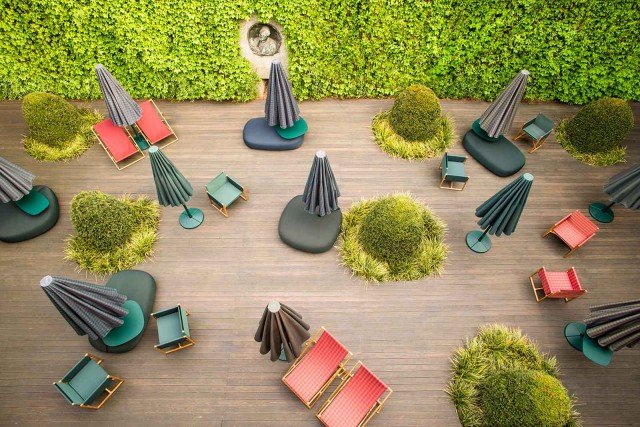 Effetto assolutamente Cinquanta per la collezione Portofino di Paola Lenti: sedia da regista, sdraio, poltroncina e sgabello, tutti con struttura pieghevole di robinia massello e rivestimento di tessuto sfoderabile, disponibile in tutte le varianti della collezione per esterni del marchio. Misure sedia L 59 x P 52 x H 79 cm, poltroncina L 65,5 x P 59 x H 71, sdraio L 82,5 x P 104 x H 80,50 cm, sgabello L 58 x P 62 x H 37 cm. Prezzi rispettivamente a partire da 2.630,00 euro, 2.825 euro, 2.220,00 euro, 1.120 euro. www.paolalenti.it Effetto assolutamente Cinquanta per la collezione Portofino di Paola Lenti: sedia da regista, sdraio, poltroncina e sgabello, tutti con struttura pieghevole di robinia massello e rivestimento di tessuto sfoderabile, disponibile in tutte le varianti della collezione per esterni del marchio. Misure sedia L 59 x P 52 x H 79 cm, poltroncina L 65,5 x P 59 x H 71, sdraio L 82,5 x P 104 x H 80,50 cm, sgabello L 58 x P 62 x H 37 cm. Prezzi rispettivamente a partire da 2.630,00 euro, 2.825 euro, 2.220,00 euro, 1.120 euro. www.paolalenti.it