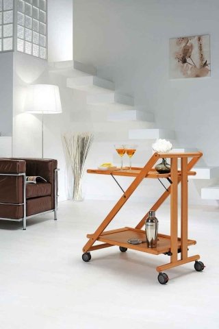 Pieghevole, il carrello è dotato di ampi vassoi portavivande; in legno massiccio, misura L 69 x P 45 x H 77 cm aperto e L 11 x P 45 x H 104 cm chiuso; nella versione base costa 193 euro Sprint di Foppapedrettim www.foppapedretti.it Pieghevole, il carrello è dotato di ampi vassoi portavivande; in legno massiccio, misura L 69 x P 45 x H 77 cm aperto e L 11 x P 45 x H 104 cm chiuso; nella versione base costa 193 euro Sprint di Foppapedrettim www.foppapedretti.it