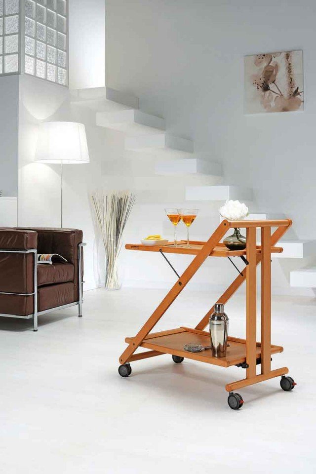 Pieghevole, il carrello è dotato di ampi vassoi portavivande; in legno massiccio, misura L 69 x P 45 x H 77 cm aperto e L 11 x P 45 x H 104 cm chiuso; nella versione base costa 193 euro Sprint di Foppapedrettim www.foppapedretti.it Pieghevole, il carrello è dotato di ampi vassoi portavivande; in legno massiccio, misura L 69 x P 45 x H 77 cm aperto e L 11 x P 45 x H 104 cm chiuso; nella versione base costa 193 euro Sprint di Foppapedrettim www.foppapedretti.it